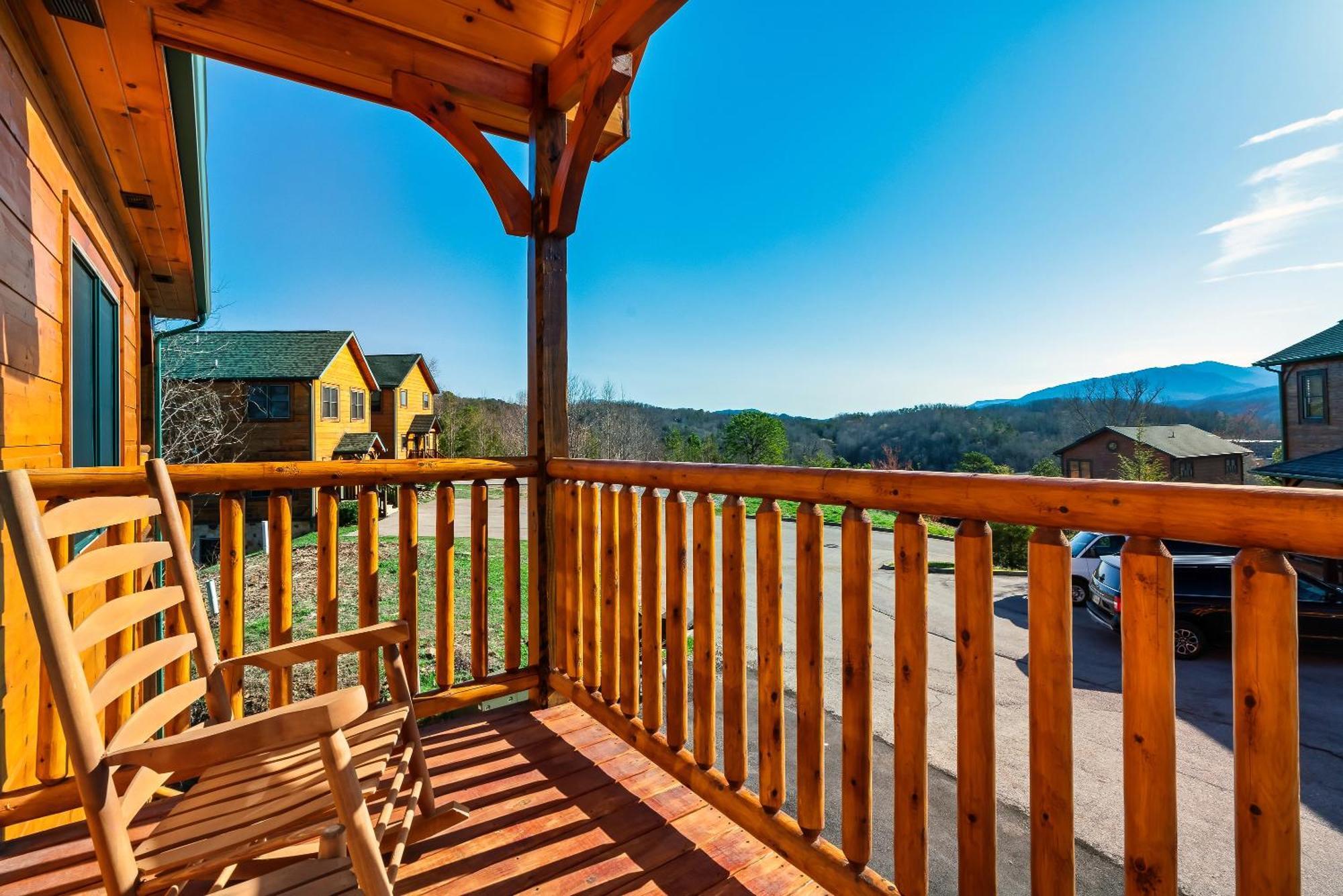 Full Equipped With A Pool And Game Smokies Views *