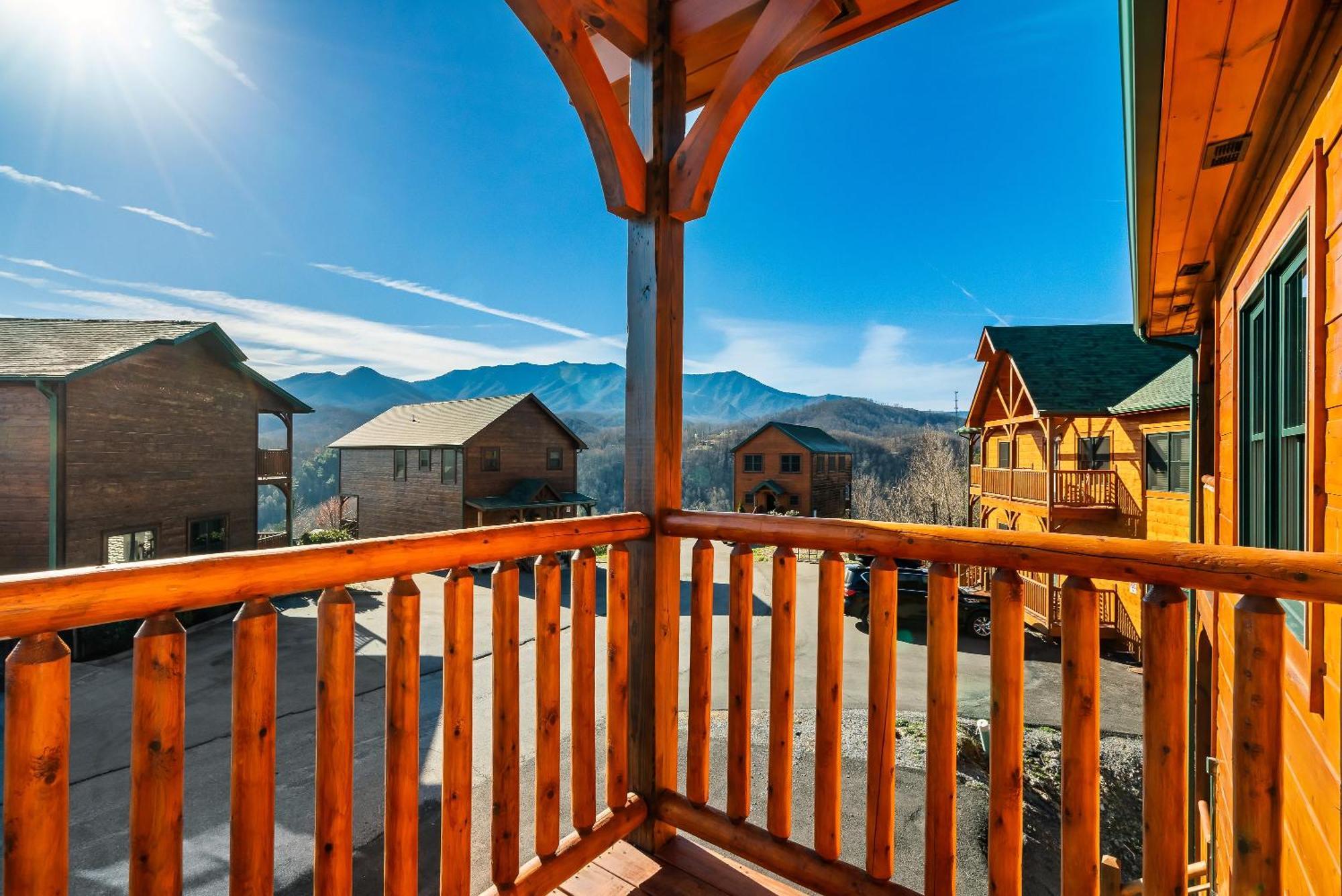 Full Equipped With A Pool And Game Smokies Views *