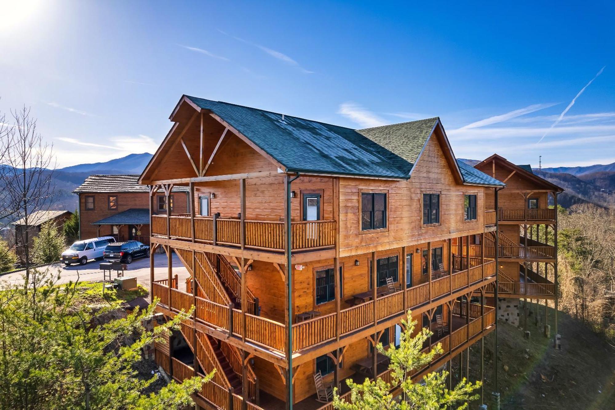 Full Equipped With A Pool And Game Smokies Views *